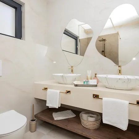 3 Bedroom Beautiful In マカルスカ