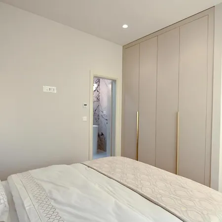 3 Bedroom Beautiful In * マカルスカ