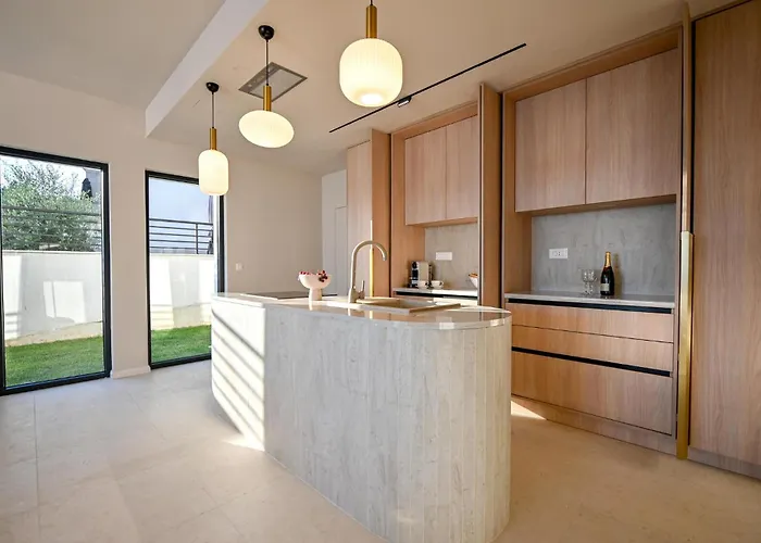 3 Bedroom Beautiful In Makarska