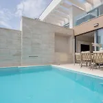 Сasa de vacaciones Cozy In With Heated Swimming Pool
