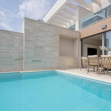 Nyaraló In With Heated Swimming Pool