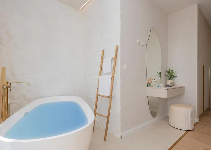 Holiday home 3 Bedroom Beautiful In Makarska