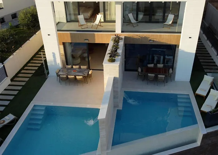 3 Bedroom Beautiful In Holiday home Makarska