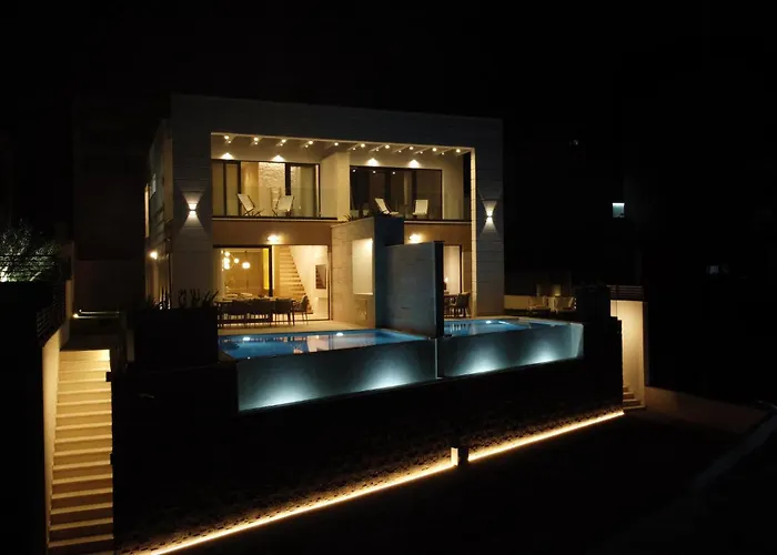 Holiday home 3 Bedroom Beautiful In Makarska