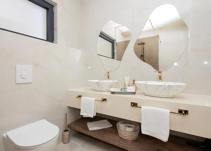 3 Bedroom Beautiful In Makarska