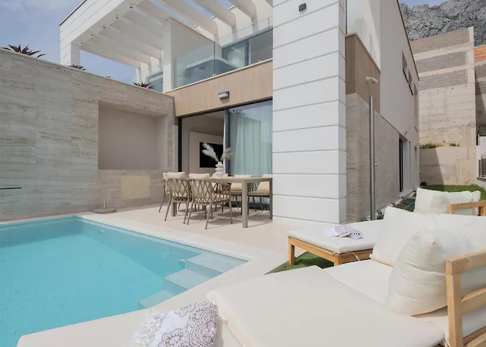 3 Bedroom Beautiful In Makarska